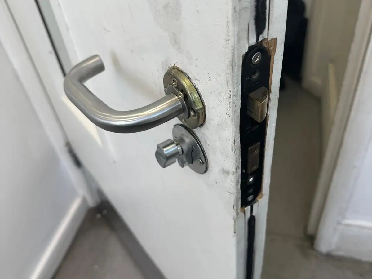 A Retail Unit Locking Properly Again image 3