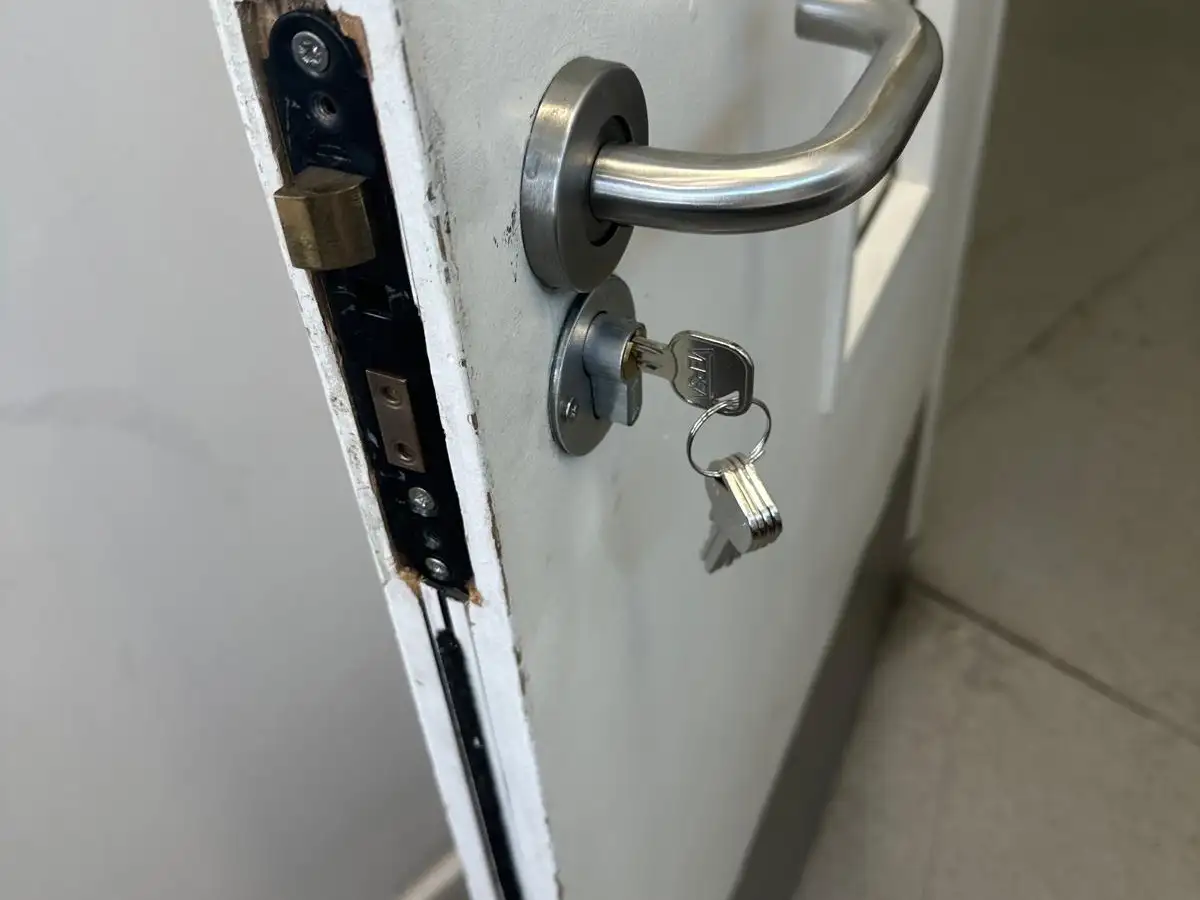 A Retail Unit Locking Properly Again image 1